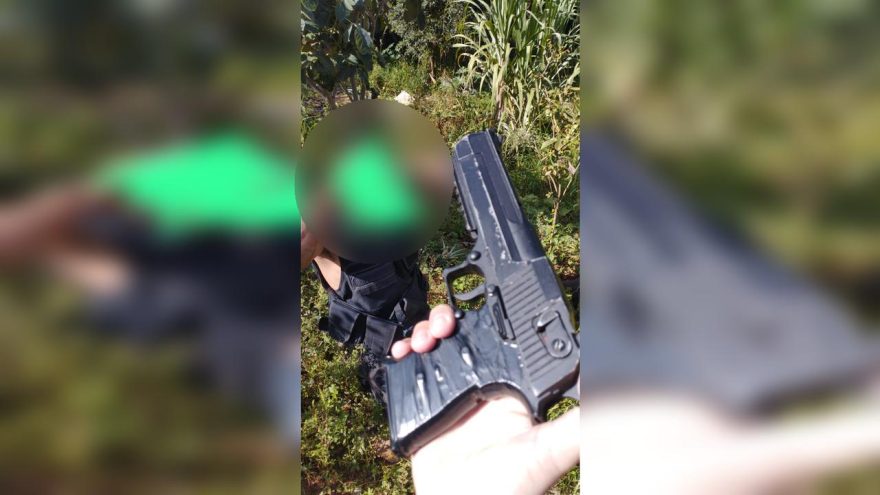 Homem é flagrado com simulacro de arma de fogo no Santa Cruz