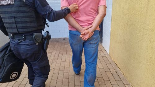 Homem é detido pela Guarda Municipal após ameaçar companheira de morte em Cascavel Imagem referente a Homem é detido pela Guarda Municipal após ameaçar companheira de morte em Cascavel