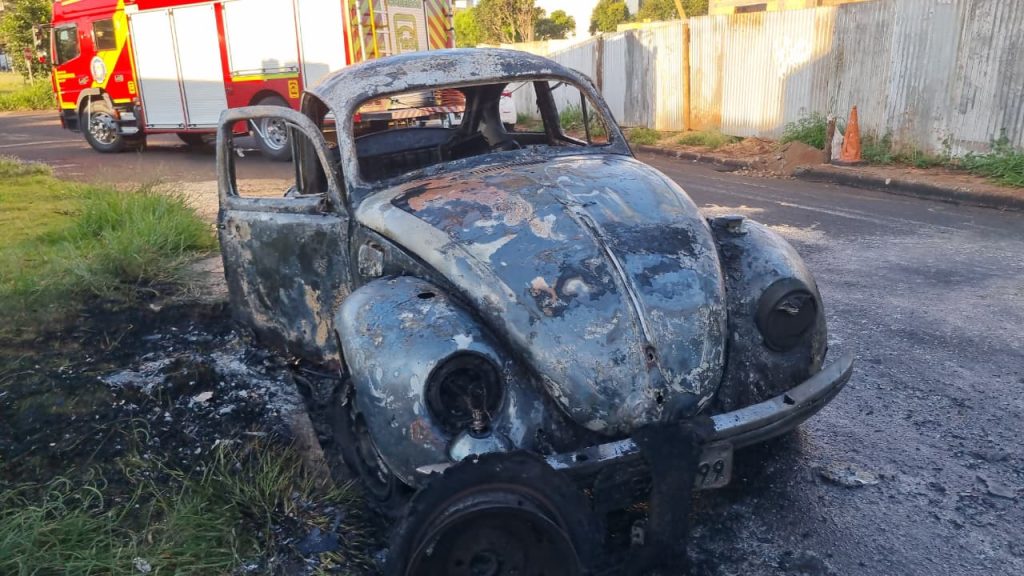 Fusca vira cinzas no Alto Alegre; um clássico silenciado :(