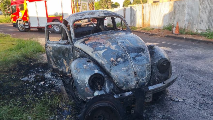 Fusca vira cinzas no Alto Alegre; um clássico silenciado :(