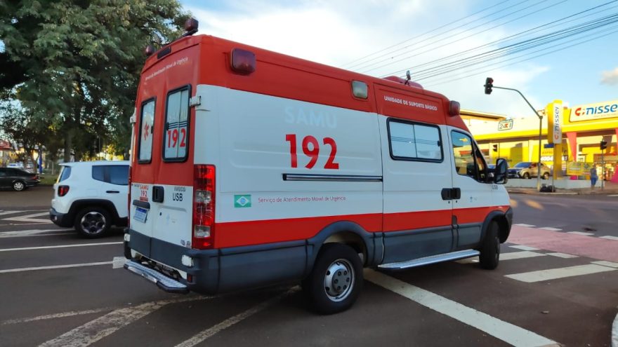 Mulher sofre queda ao sair do mercado na Avenida Brasil