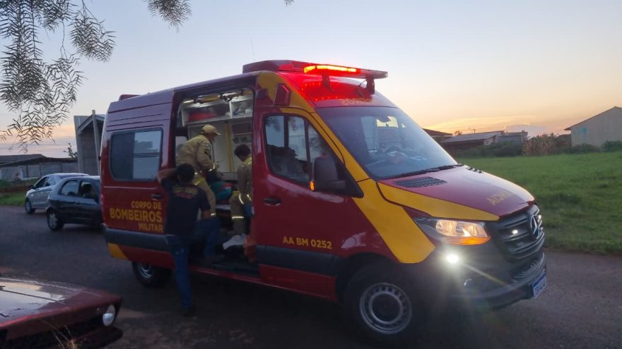 Carro cai sobre mecânico no Bairro Esmeralda em Cascavel