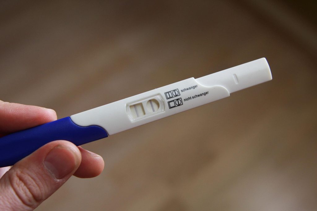 Após relação íntima com gêmeos, mulher engravida e não sabe quem é o pai