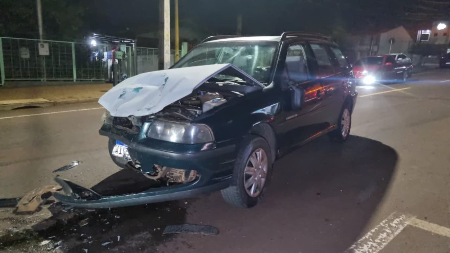 Carros colidem no Rua Xavantes no Bairro Santa Cruz em Cascavel
