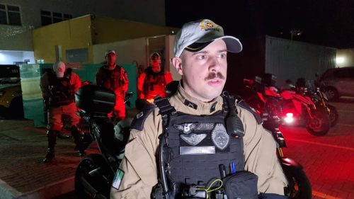 Homem com tornozeleira eletrônica é flagrado com arma durante operação de trânsito em Cascavel Imagem referente a Homem com tornozeleira eletrônica é flagrado com arma durante operação de trânsito em Cascavel