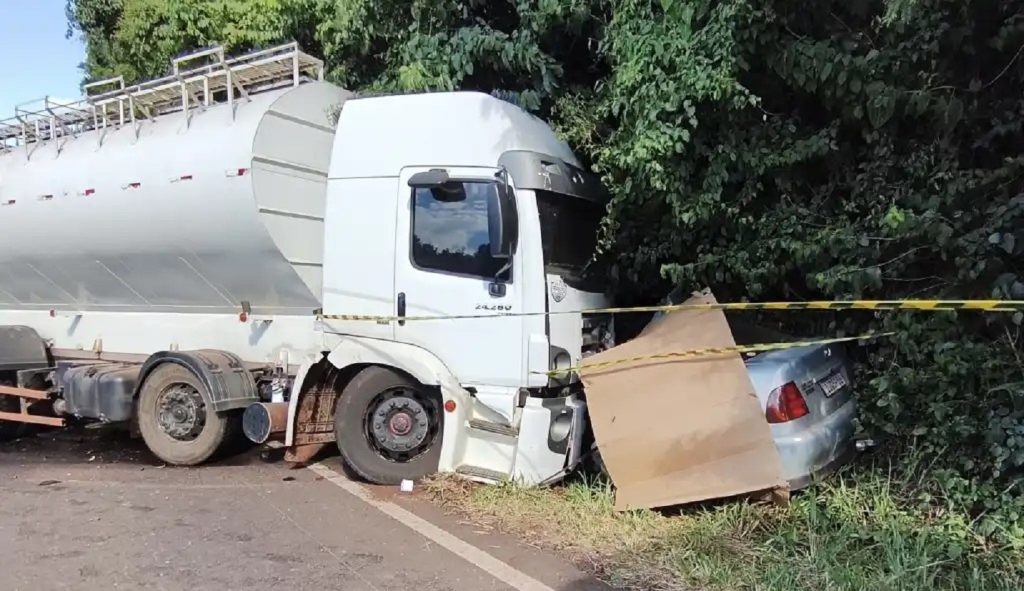 Grave acidente entre carro e caminhão deixa uma vítima fatal na PR-493 entre Dois Vizinhos e Verê