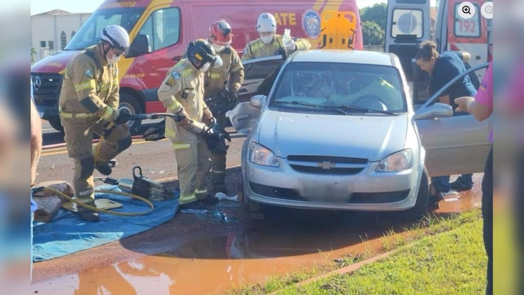 Mulher fica ferida em grave acidente na BR-272, no trevo de Martinópolis