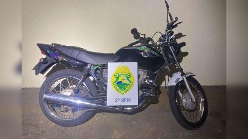 Condutor sem habilitação é flagrado e tem moto recolhida pela PM, no bairro Fênix em Itapejara d’Oeste Imagem referente a Condutor sem habilitação é flagrado e tem moto recolhida pela PM, no bairro Fênix em Itapejara d’Oeste