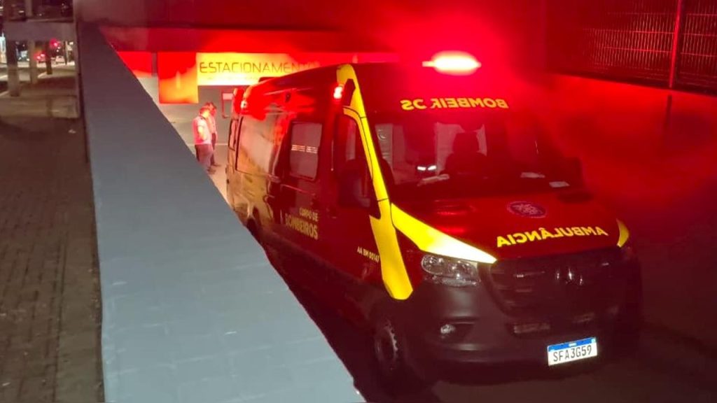 Jovem é atendido pelo Siate após queda de patinete em um estacionamento na Av. Carlos Gomes