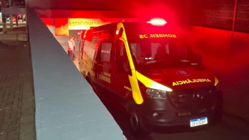 Jovem é atendido pelo Siate após queda de patinete em um estacionamento na Av. Carlos Gomes Imagem referente a Jovem é atendido pelo Siate após queda de patinete em um estacionamento na Av. Carlos Gomes