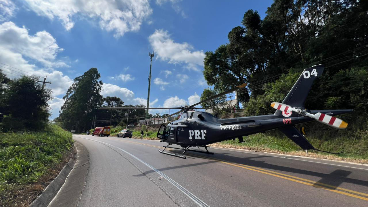 Motociclista em estado grave é transportado por helicóptero da PRF após acidente na BR-277 Imagem referente a Motociclista em estado grave é transportado por helicóptero da PRF após acidente na BR-277