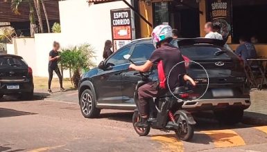 Imagem referente a Quando o vento sopra… a internet agradece: o homem, o vento e o acessório inesperado