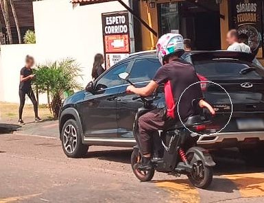 Imagem referente a Quando o vento sopra… a internet agradece: o homem, o vento e o acessório inesperado