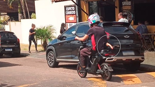 Quando o vento sopra… a internet agradece: o homem, o vento e o acessório inesperado