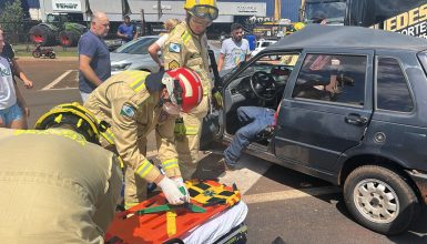 Imagem referente a Ladrão furta Fiat Uno e provoca grave acidente com caminhão no Trevo da Portal, em Cascavel