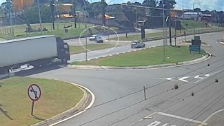 Uno furtado foi atingido durante perseguição antes de acidente com caminhão no Trevo da Portal