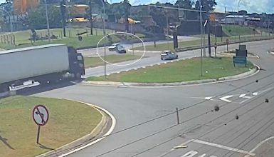 Imagem referente a Uno furtado foi atingido durante perseguição antes de acidente com caminhão no Trevo da Portal