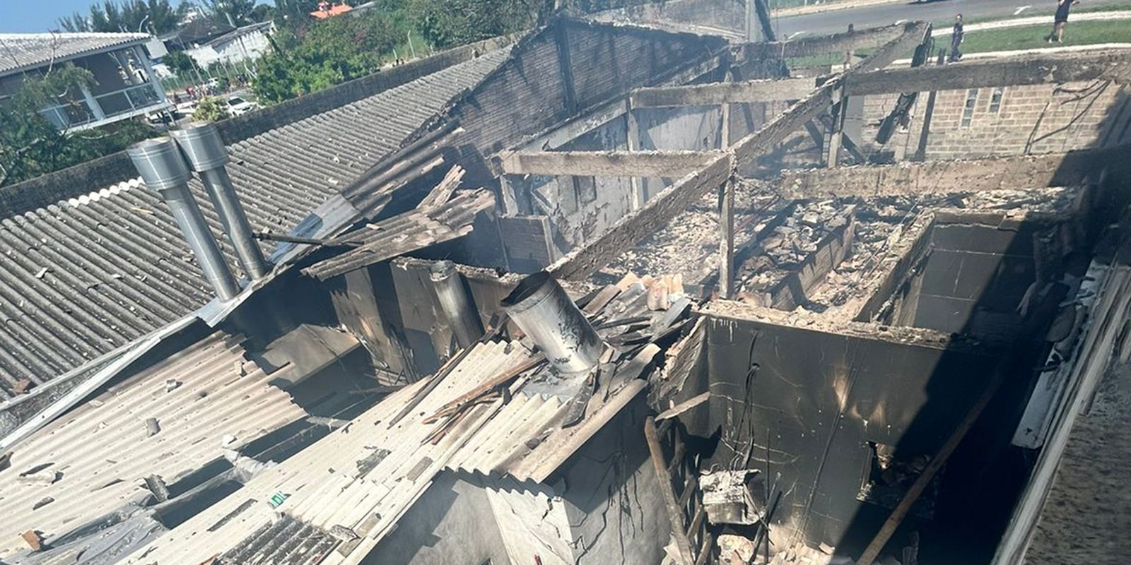 Avião de pequeno porte cai em Capão da Canoa sobre restaurante Avião de pequeno porte cai em Capão da Canoa sobre restaurante