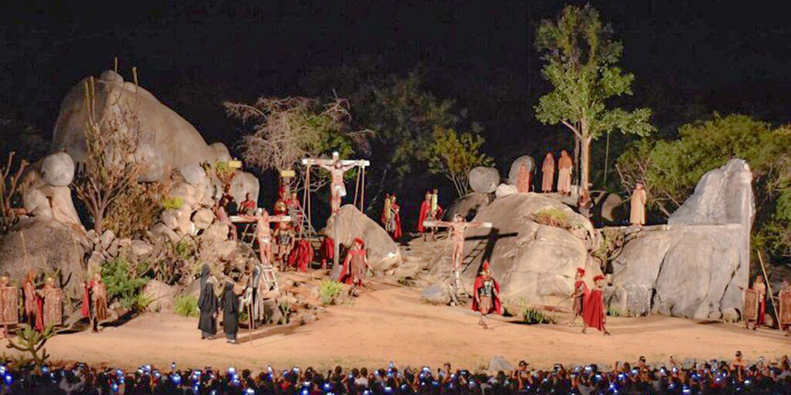Paixão de Cristo de Nova Jerusalém tem encenações até domingo Paixão de Cristo de Nova Jerusalém tem encenações até domingo