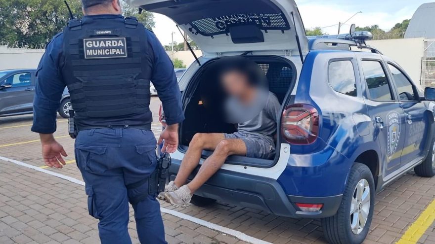 Rapaz é detido após oferecer bebida alcoólica para adolescentes