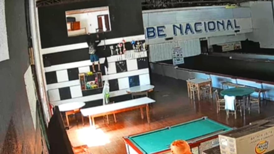 Inquilino usa cordão improvisado para furtar produtos em bar