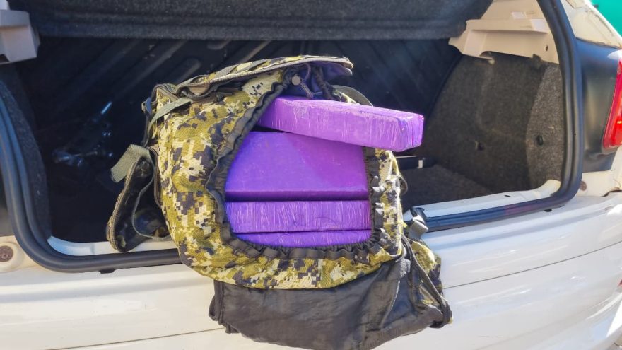 Peugeot com drogas é apreendido pela PRF na BR-163; casal e criança estavam no carro