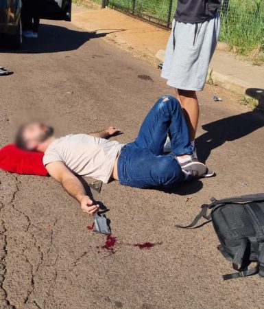 Imagem referente a Motociclista é arremessado em acidente com carro no bairro Neva