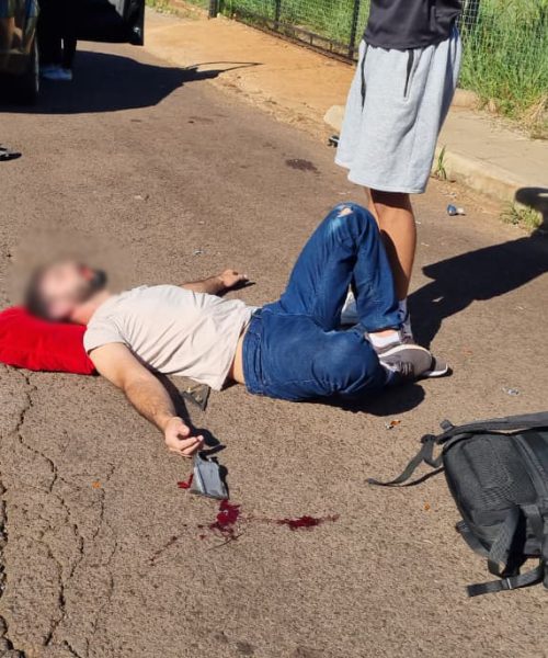 Imagem referente a Motociclista é arremessado em acidente com carro no bairro Neva