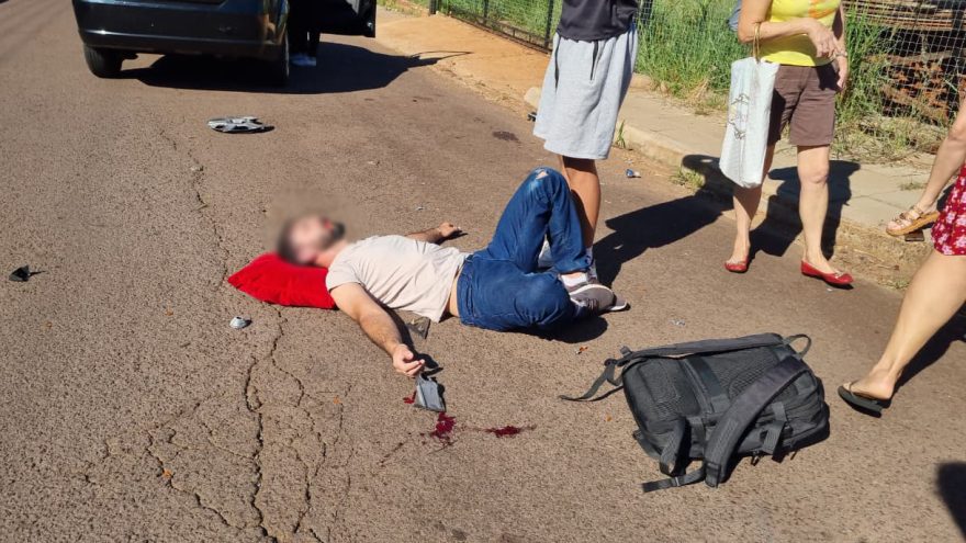 Motociclista é arremessado em acidente com carro no bairro Neva