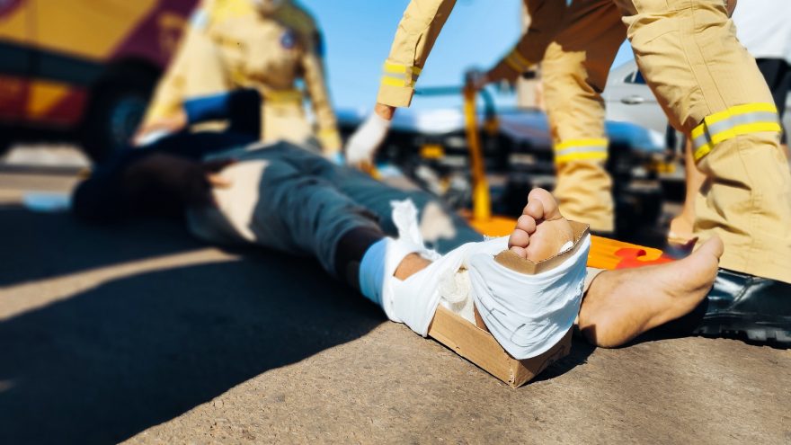 Motociclista fica ferido após bater na traseira de carro no bairro Floresta, em Cascavel