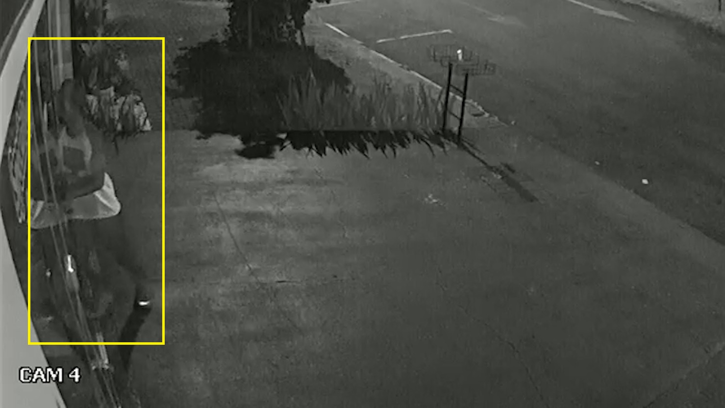 Imagem referente a Ladrão arromba loja e furta dinheiro do caixa no bairro Coqueiral em Cascavel