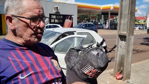 “Tentei apagar o fogo com o boné”, relata dono de Palio que pegou fogo em Cascavel Imagem referente a “Tentei apagar o fogo com o boné”, relata dono de Palio que pegou fogo em Cascavel