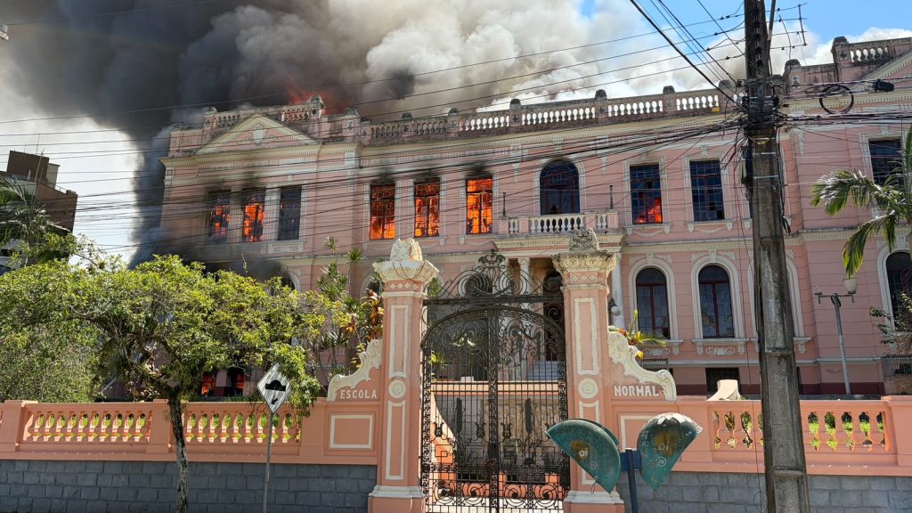 Incêndio destrói parte do Instituto Estadual de Educação de Paranaguá