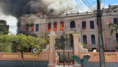 Imagem referente a Incêndio destrói parte do Instituto Estadual de Educação de Paranaguá