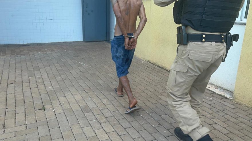 Escondido? Ao furtar fio em barracão, homem é flagrado pela PM, mas tenta se esconder da equipe