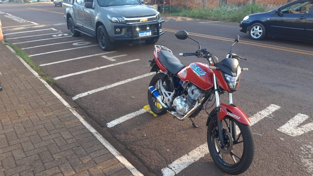 Motocicleta irregular é apreendida durante fiscalização no bairro Floresta