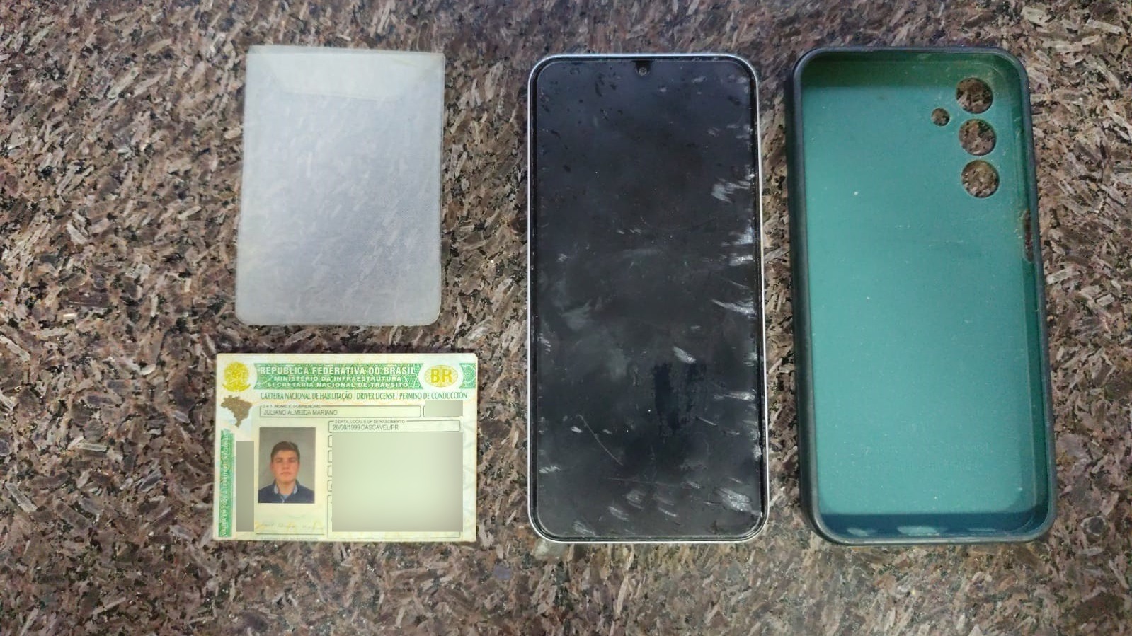 Celular e documentos em nome de Juliano Almeida Mariano são encontrados Celular e documentos em nome de Juliano Almeida Mariano são encontrados