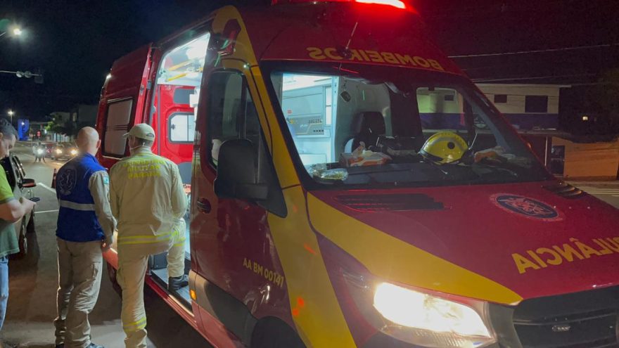 Jovem fica ferido após colisão entre veículos na Avenida Carlos Gomes