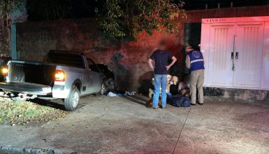 Imagem referente a Saveiro atinge árvore e muro e deixa três mulheres feridas em Cascavel