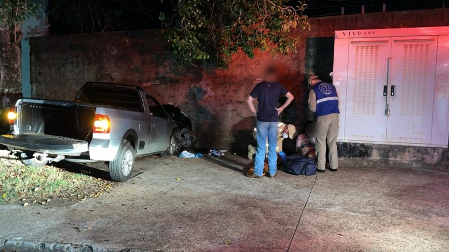Saveiro atinge árvore e muro e deixa três mulheres feridas em Cascavel