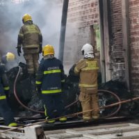 Imagem referente a Bombeiros voltam a combater incêndio em barracão no Santos Dumont