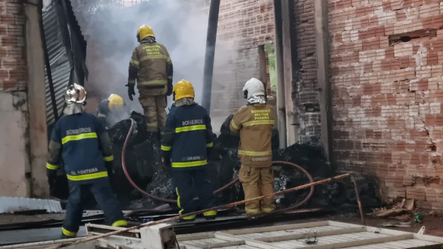 Bombeiros voltam a combater incêndio em barracão no Santos Dumont