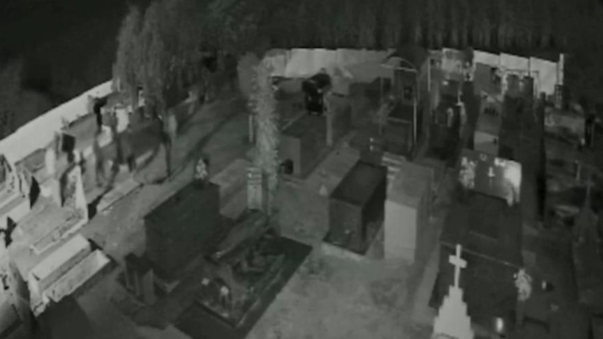 Oito túmulos são violados e corpo sepultado há 3 meses some