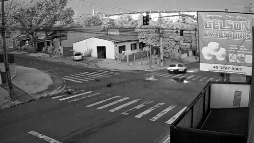 Câmera registra colisão violenta que deixou motociclista ferido no Periolo Imagem referente a Câmera registra colisão violenta que deixou motociclista ferido no Periolo