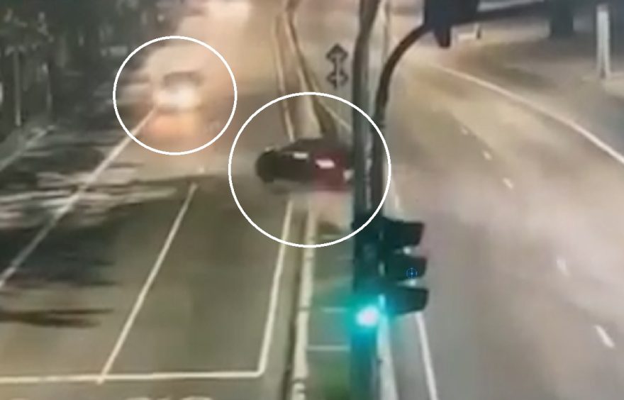 Porsche desgovernado bate com tudo contra entregador de salgadinhos; motorista bêbado