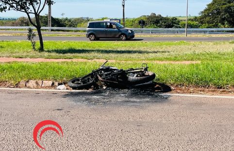Motocicleta é encontrada queimada e abandonada na marginal da BR-277 Imagem referente a Motocicleta é encontrada queimada e abandonada na marginal da BR-277