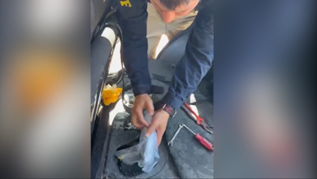 Casal viaja com bebê de um ano em meio a carro carregado com drogas apreendido na BR-277