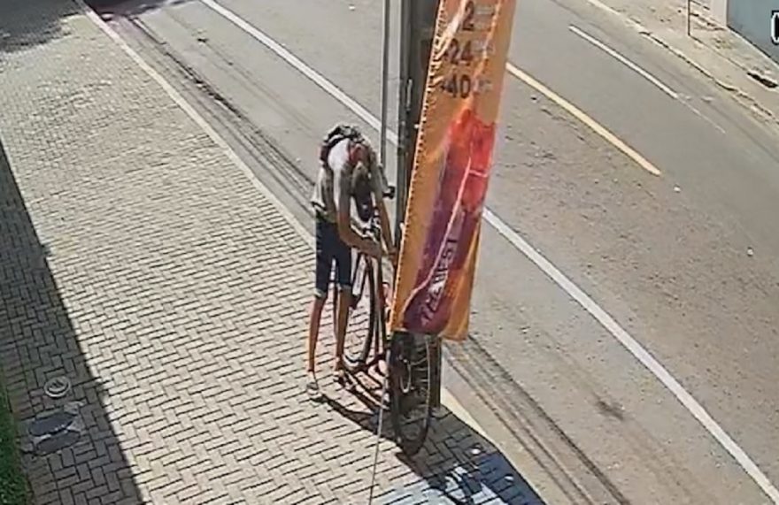 Vídeo mostra ladrão estourando cadeado e levando bike de funcionário de sorveteria no Centro de Cascavel