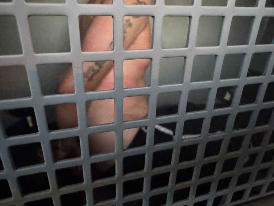 Homem é preso após agredir a própria mãe em frente ao filho de 11 anos no São Cristóvão