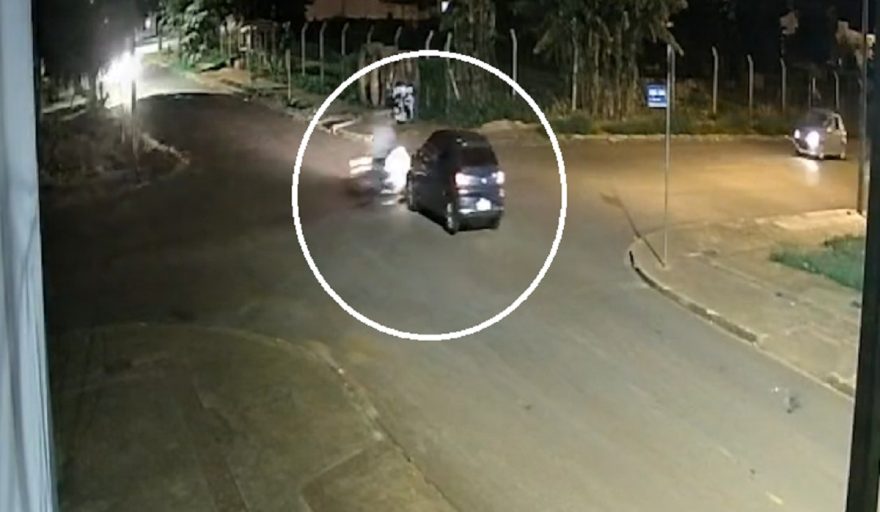 Câmera mostra colisão entre moto e dois carros e fuga do motorista que furou preferencial